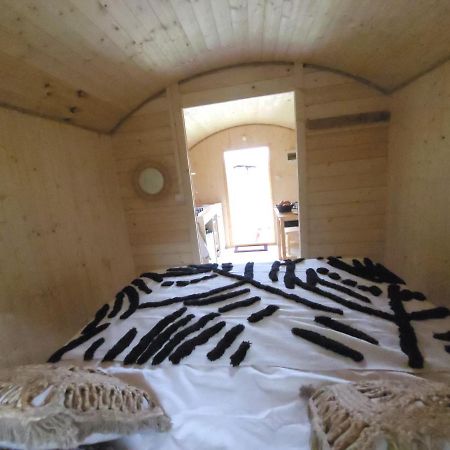 Отель Les Roulottes Du Pilat Maclas Экстерьер фото